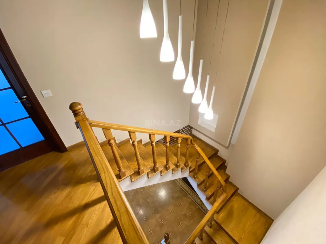 Satılır 5 otaqlı mənzil 272 m²