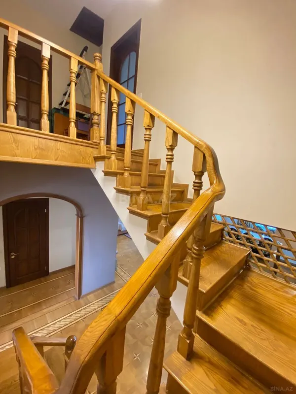 Satılır 5 otaqlı mənzil 272 m²