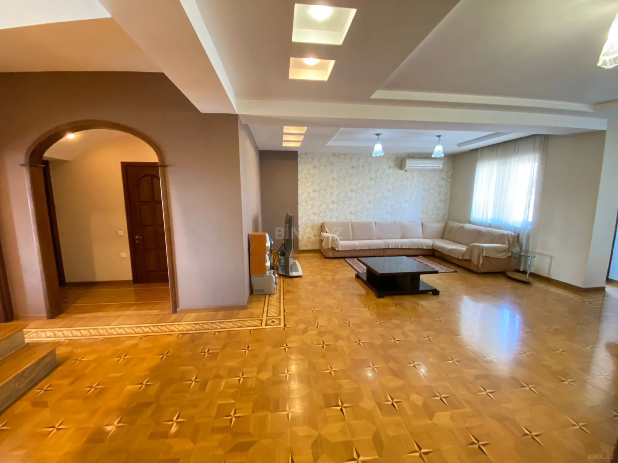Satılır 5 otaqlı mənzil 272 m²