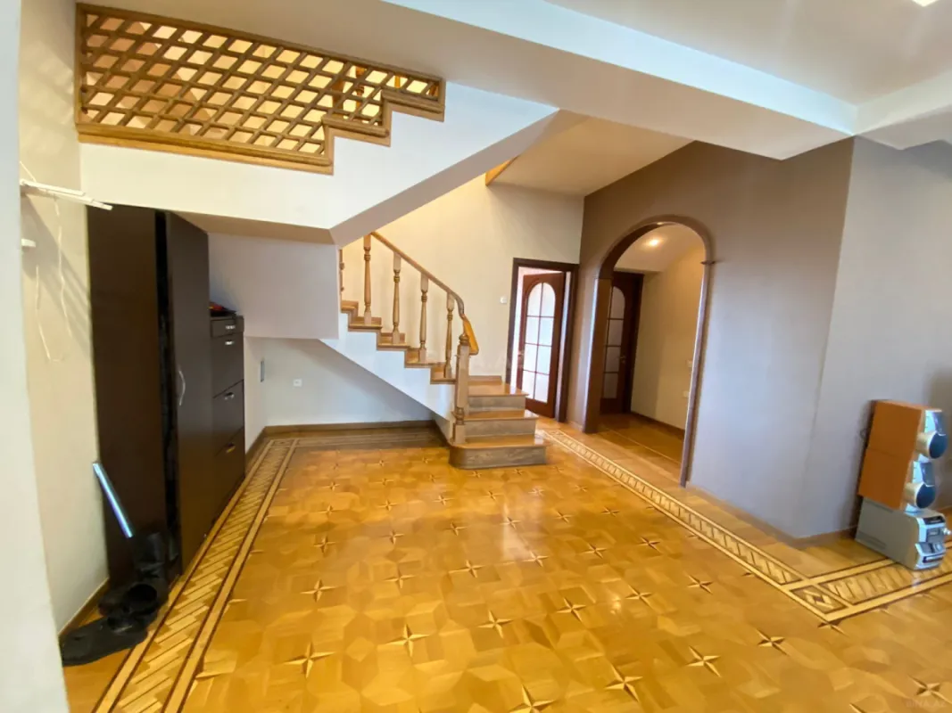 Satılır 5 otaqlı mənzil 272 m²