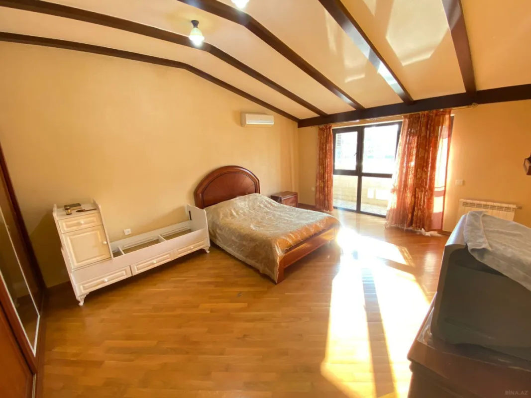 Satılır 5 otaqlı mənzil 272 m²