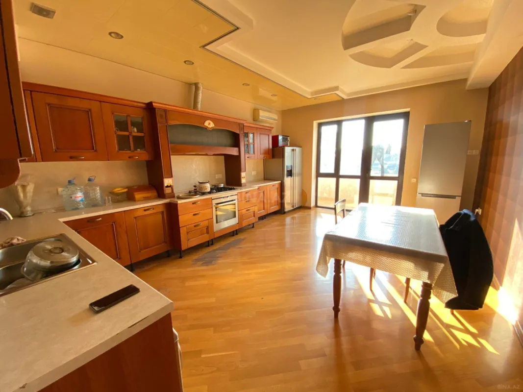 Satılır 5 otaqlı mənzil 272 m²