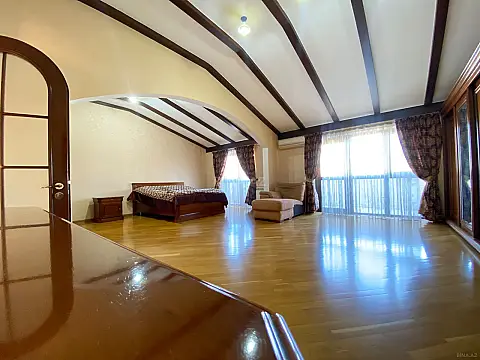 Satılır 5 otaqlı mənzil 272 m²