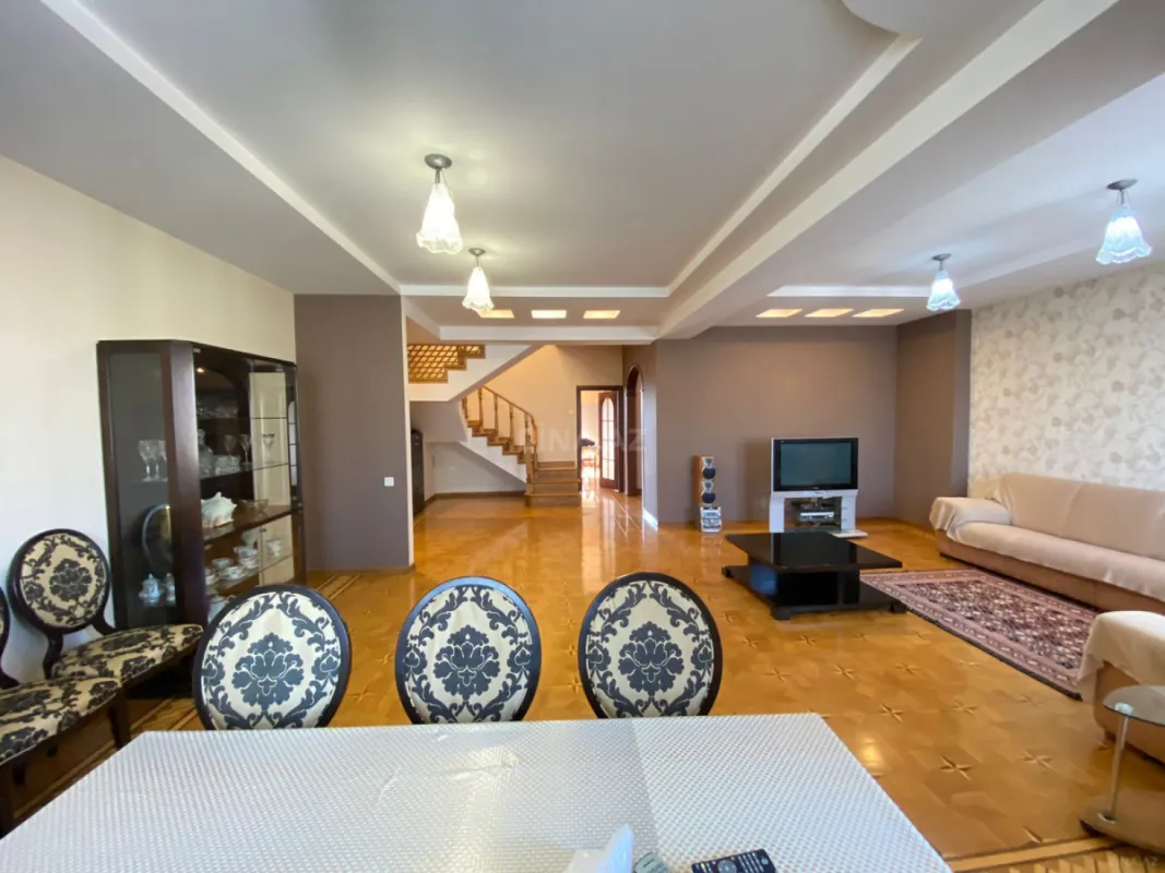 Satılır 5 otaqlı mənzil 272 m²