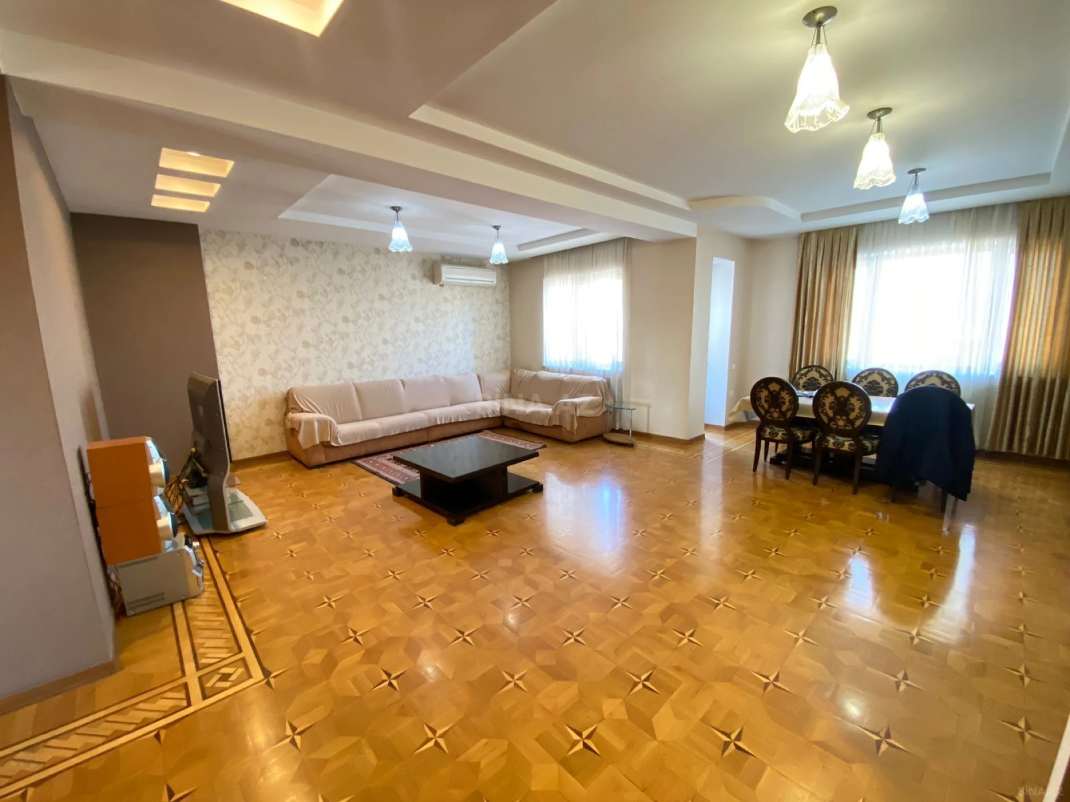 Satılır 5 otaqlı mənzil 272 m²