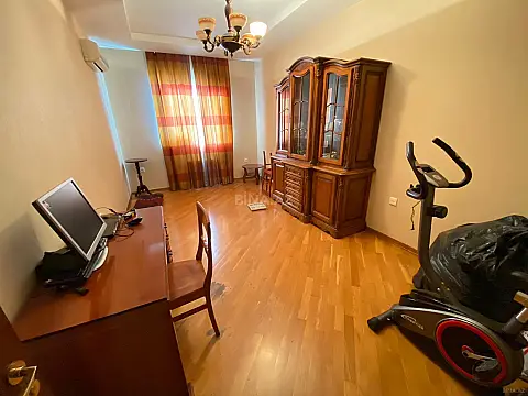 Satılır 5 otaqlı mənzil 272 m²