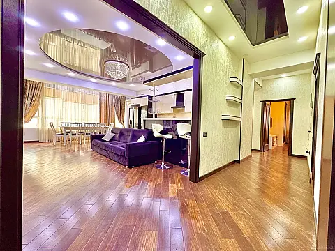 Satılır 3 otaqlı mənzil 136 m²