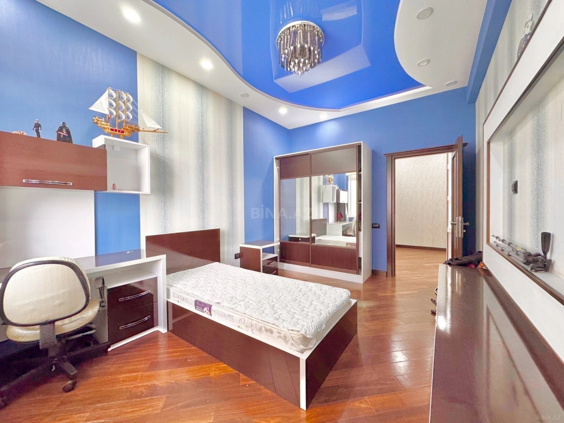 Satılır 3 otaqlı mənzil 136 m²