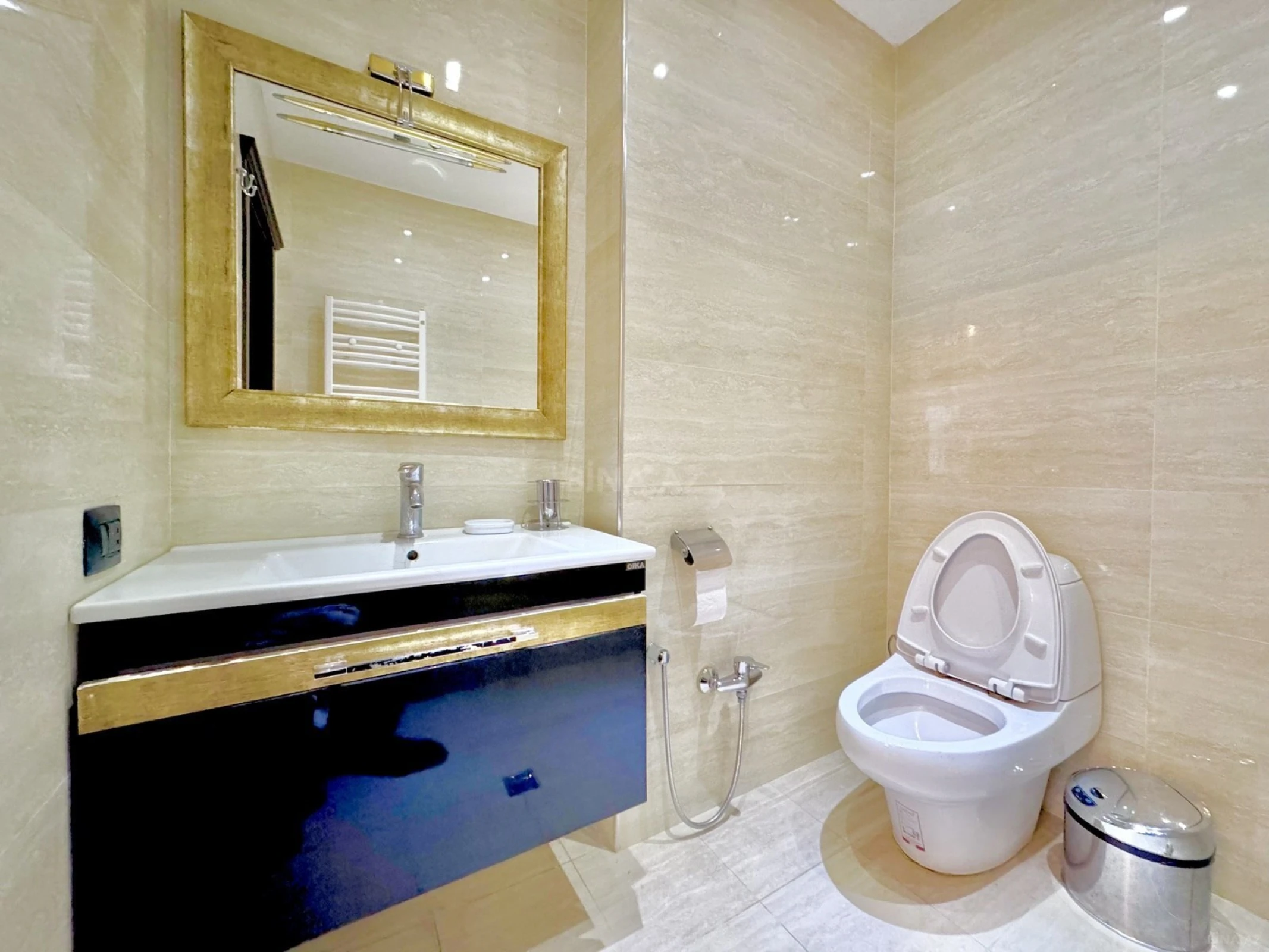 Satılır 3 otaqlı mənzil 136 m²