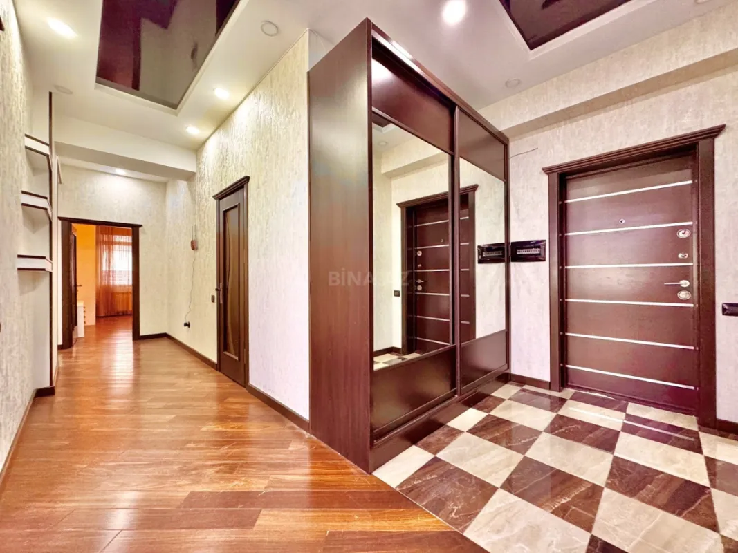 Satılır 3 otaqlı mənzil 136 m²