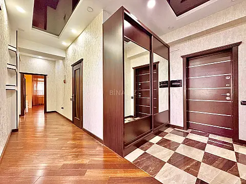 Satılır 3 otaqlı mənzil 136 m²