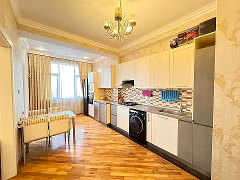 Kirayə verilir 3 otaqlı mənzil 150 m²