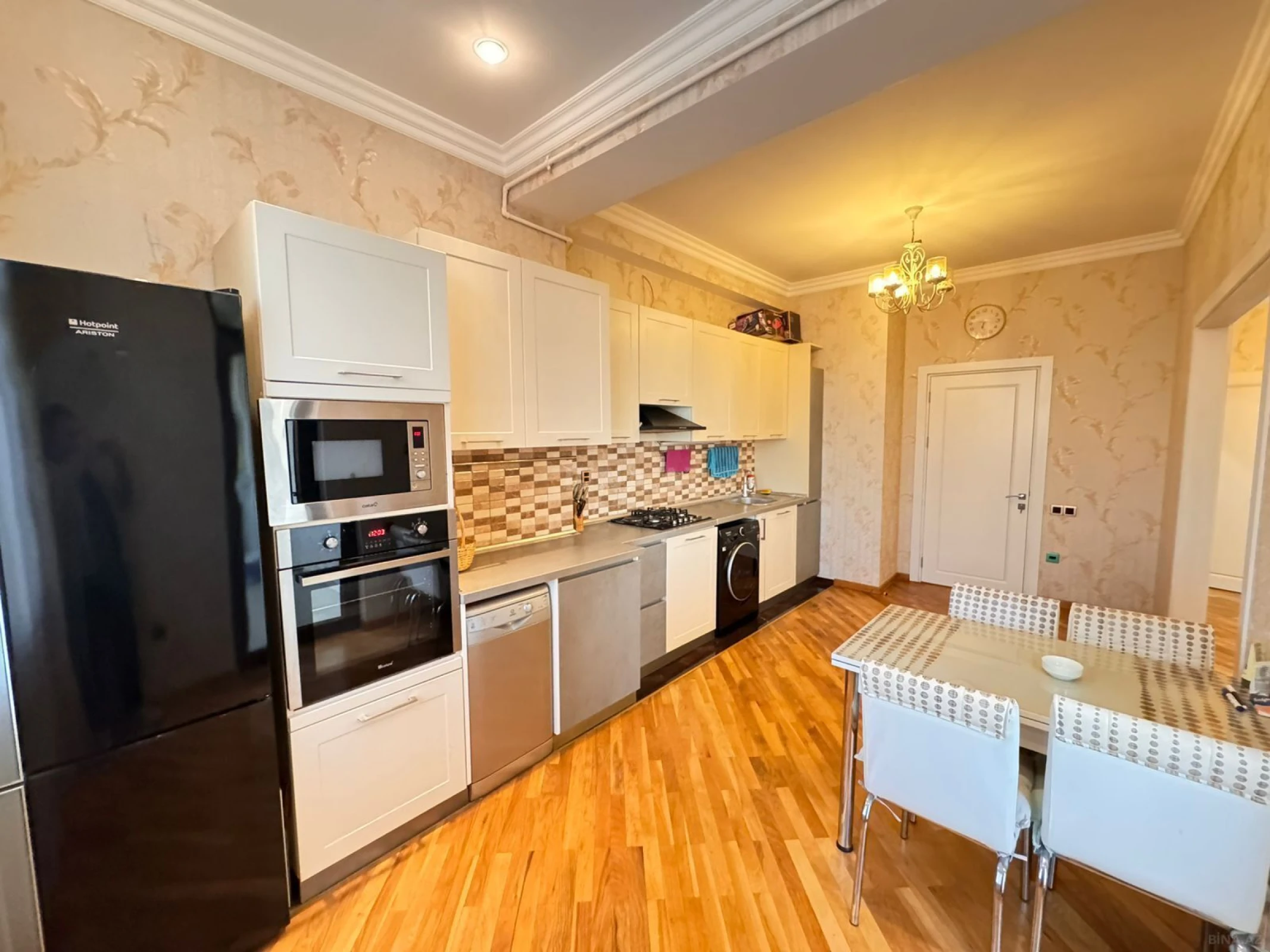 Kirayə verilir 3 otaqlı mənzil 150 m²