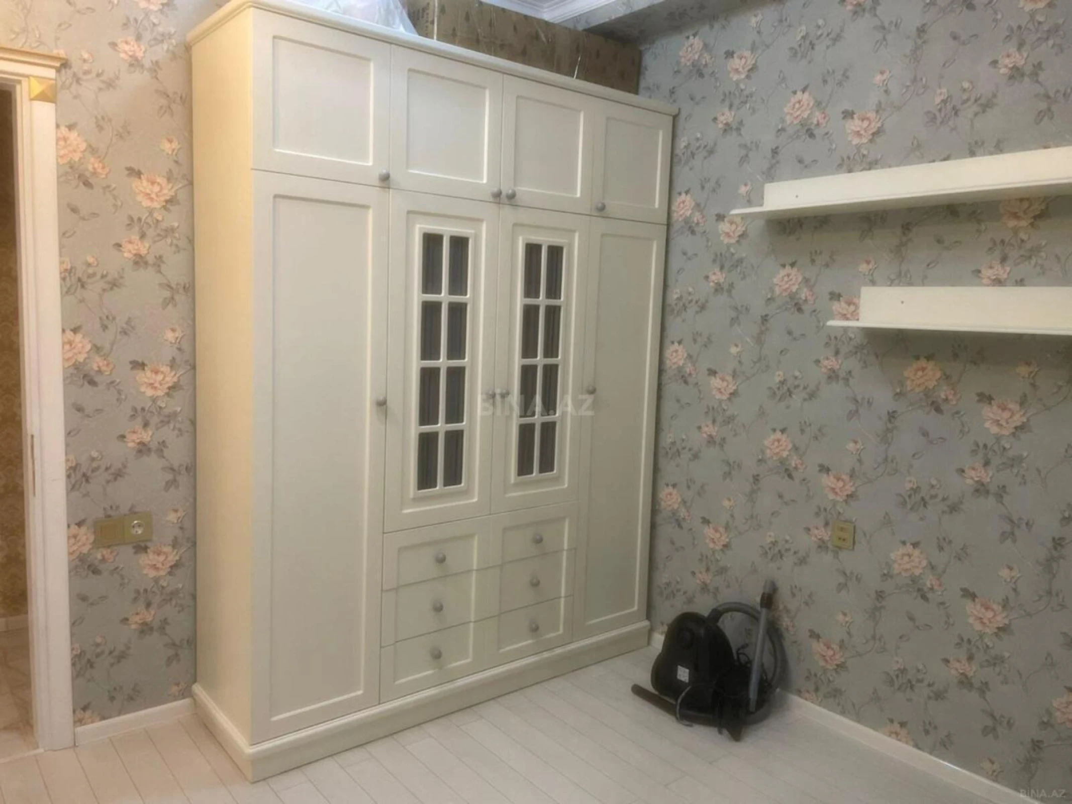 Satılır 4 otaqlı mənzil 187 m²