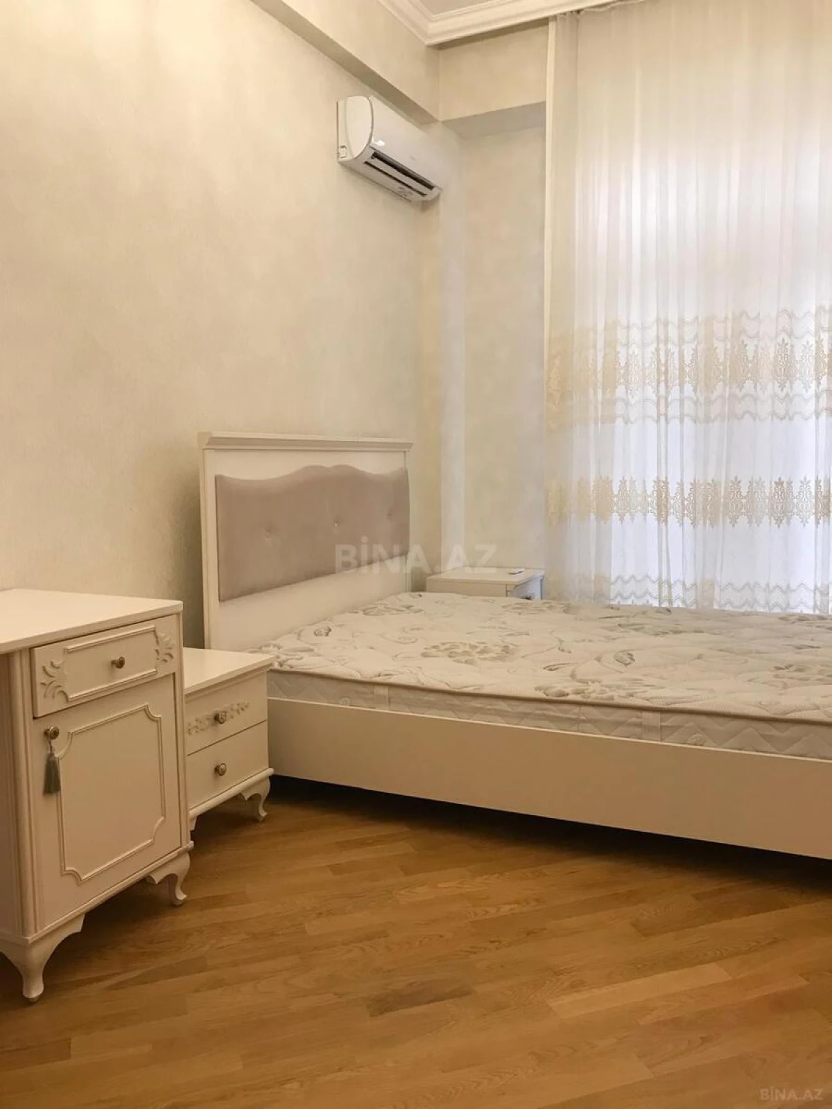 Satılır 5 otaqlı mənzil 215 m²
