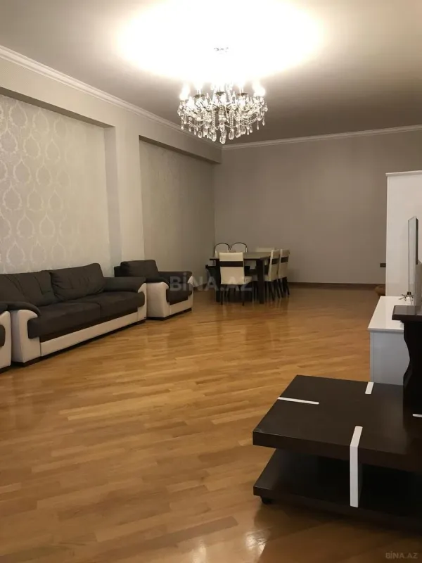 Satılır 5 otaqlı mənzil 215 m²
