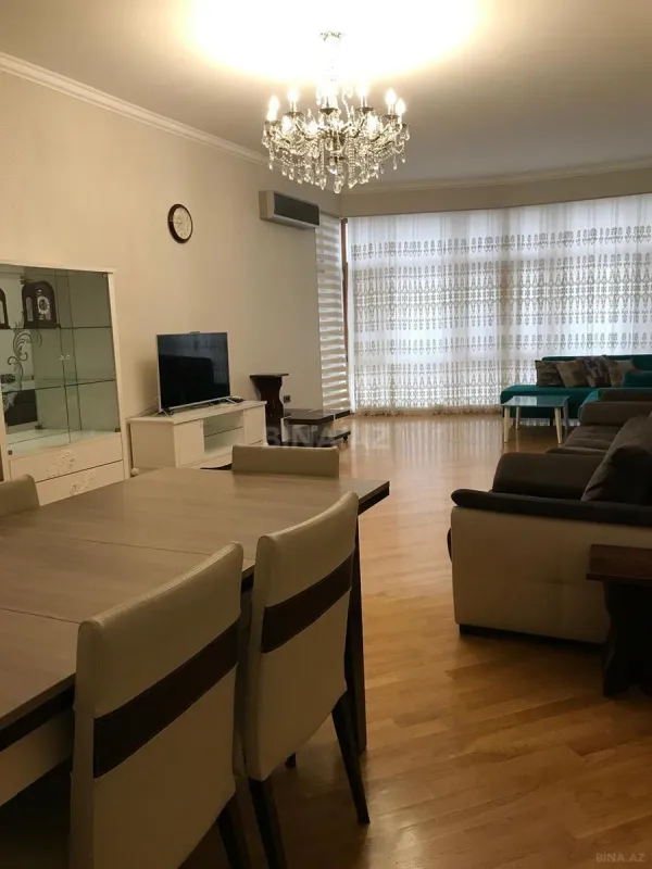 Satılır 5 otaqlı mənzil 215 m²