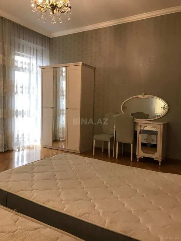 Satılır 5 otaqlı mənzil 215 m²