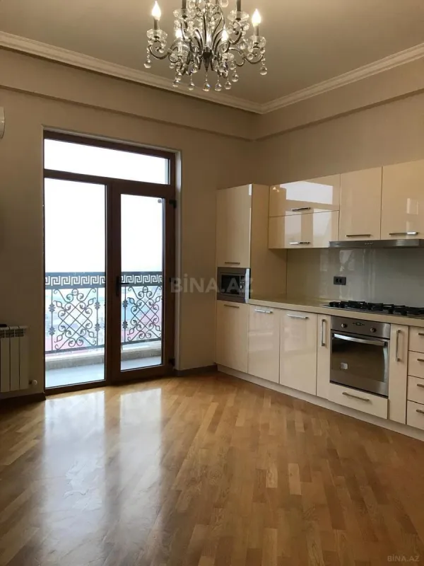 Satılır 5 otaqlı mənzil 215 m²