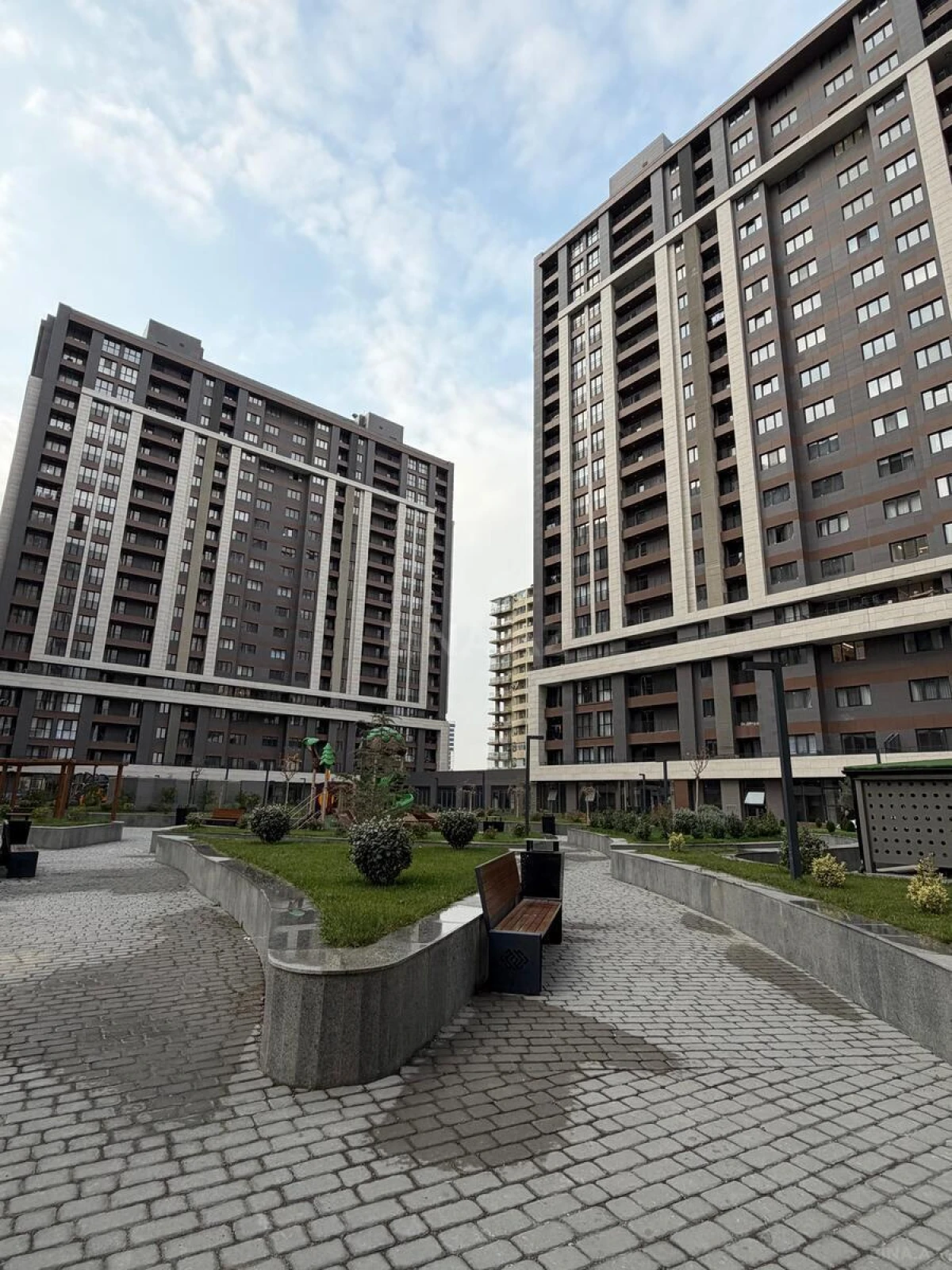 Satılır 2 otaqlı mənzil 90.5 m²