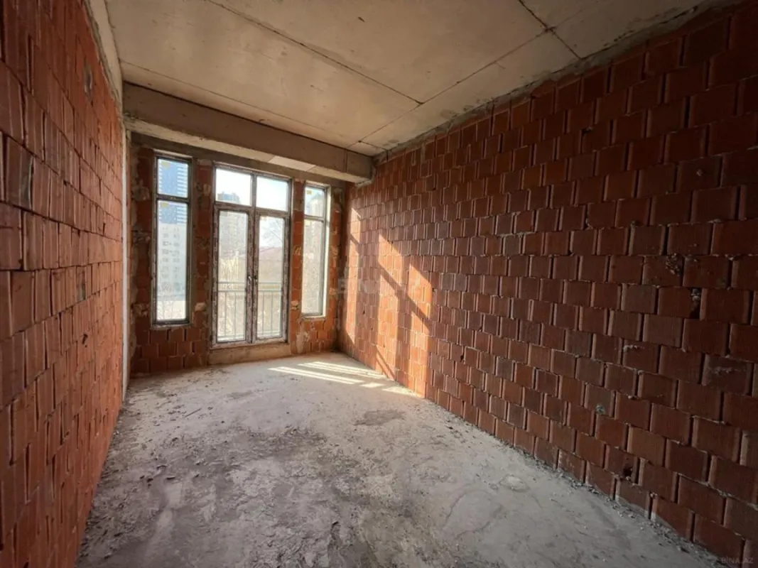 Satılır 4 otaqlı mənzil 181 m²