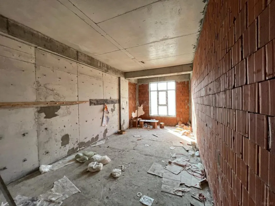 Satılır 4 otaqlı mənzil 181 m²