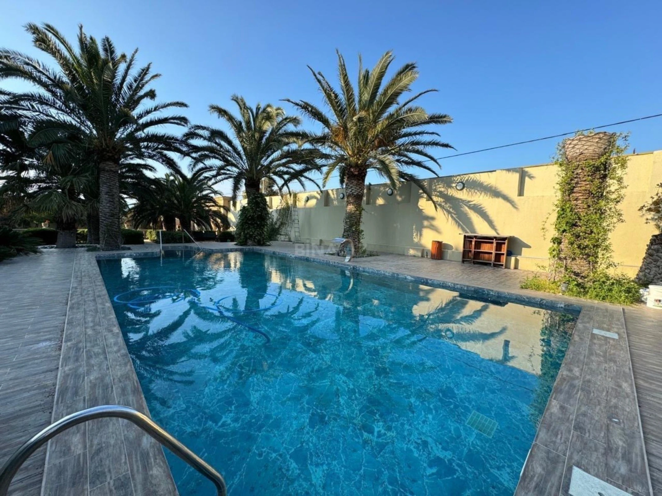 Kirayə verilir 9 otaqlı həyət evi 800 m²