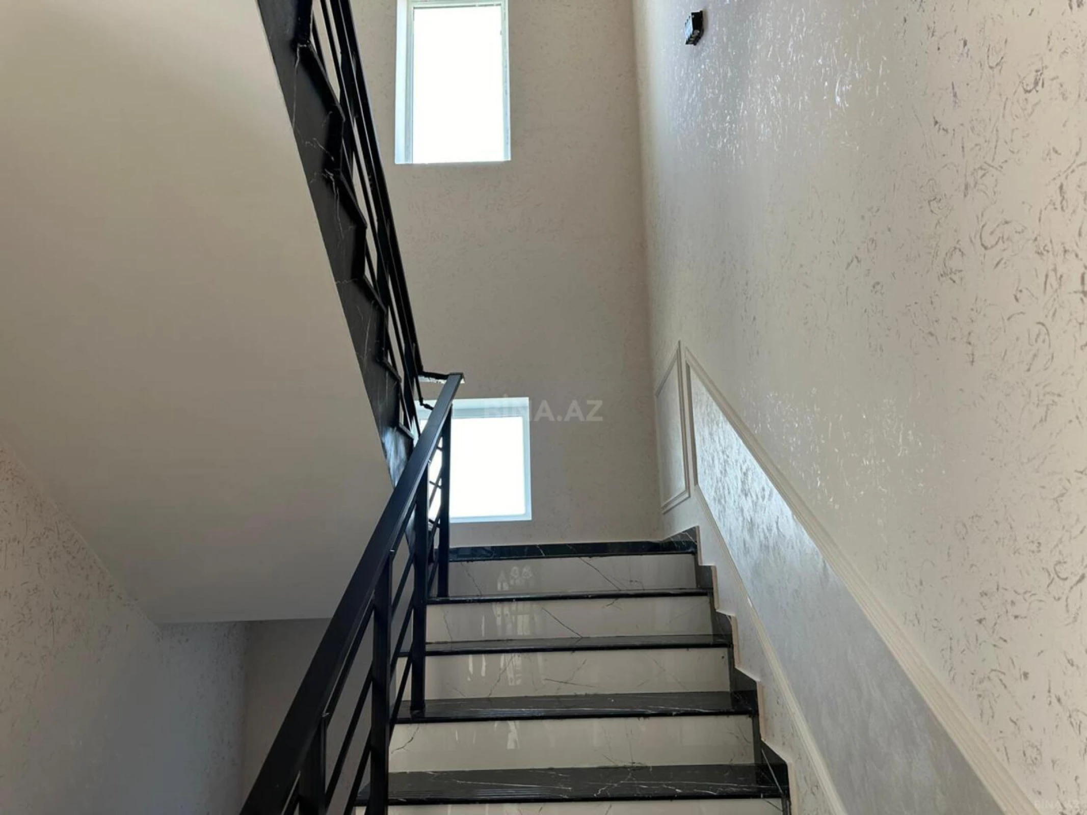 Satılır 6 otaqlı həyət evi 330 m²