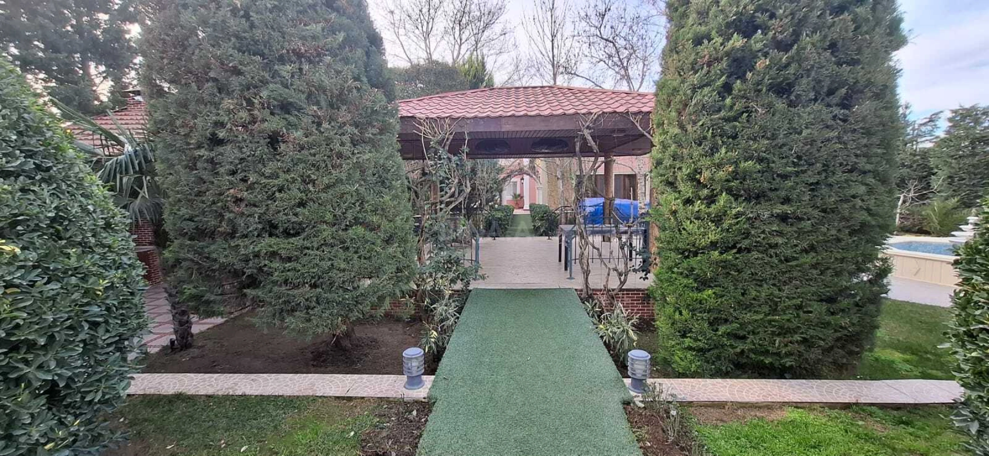 Satılır 6 otaqlı həyət evi 300 m²