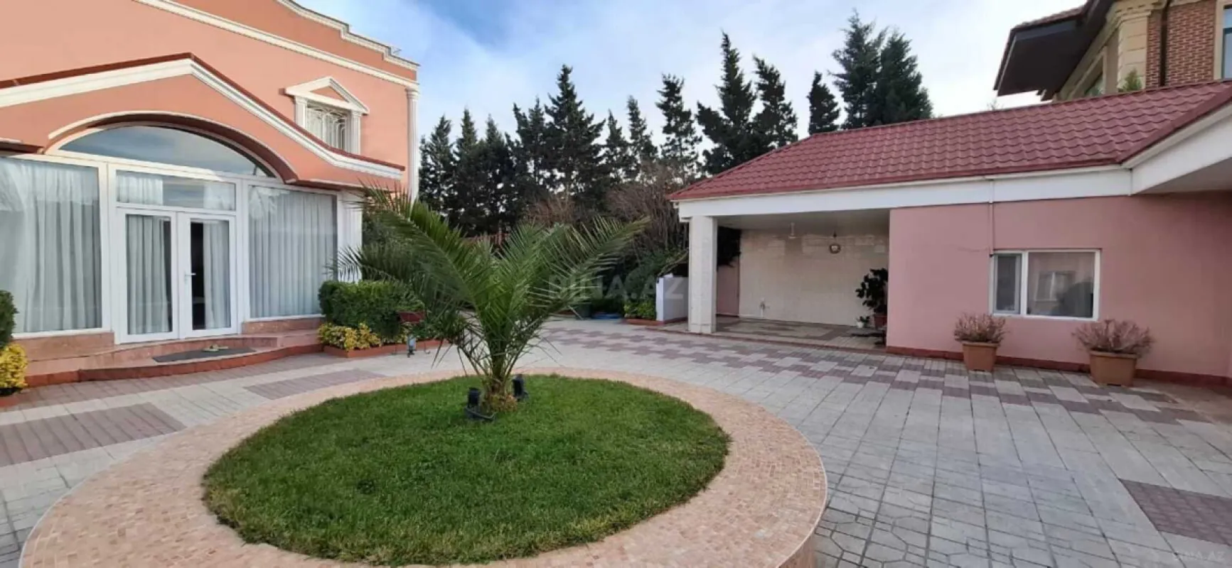Satılır 6 otaqlı həyət evi 300 m²