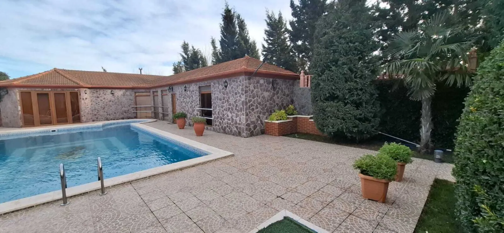 Satılır 6 otaqlı həyət evi 300 m²