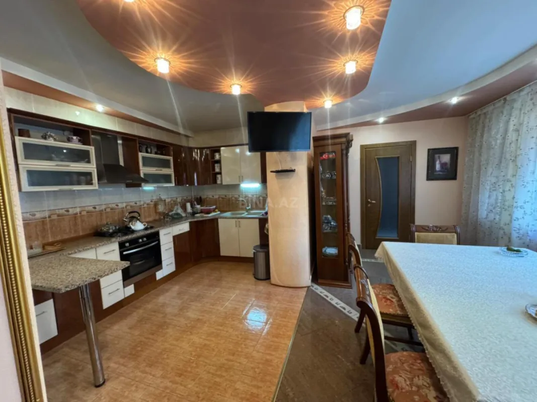 Satılır 6 otaqlı həyət evi 300 m²