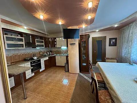 Satılır 6 otaqlı həyət evi 300 m²