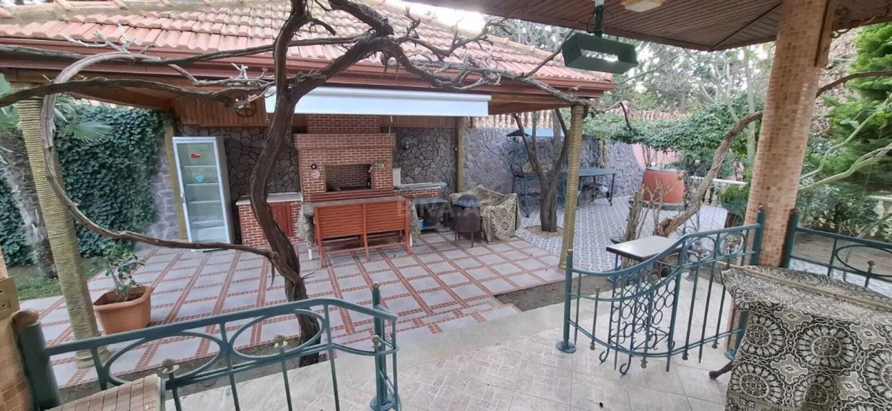 Satılır 6 otaqlı həyət evi 300 m²
