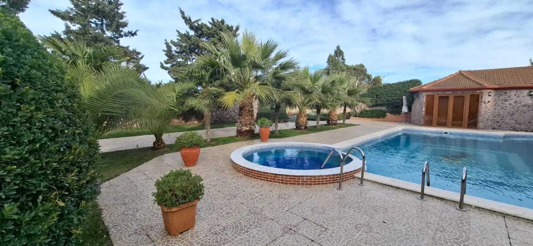 Satılır 6 otaqlı həyət evi 300 m²