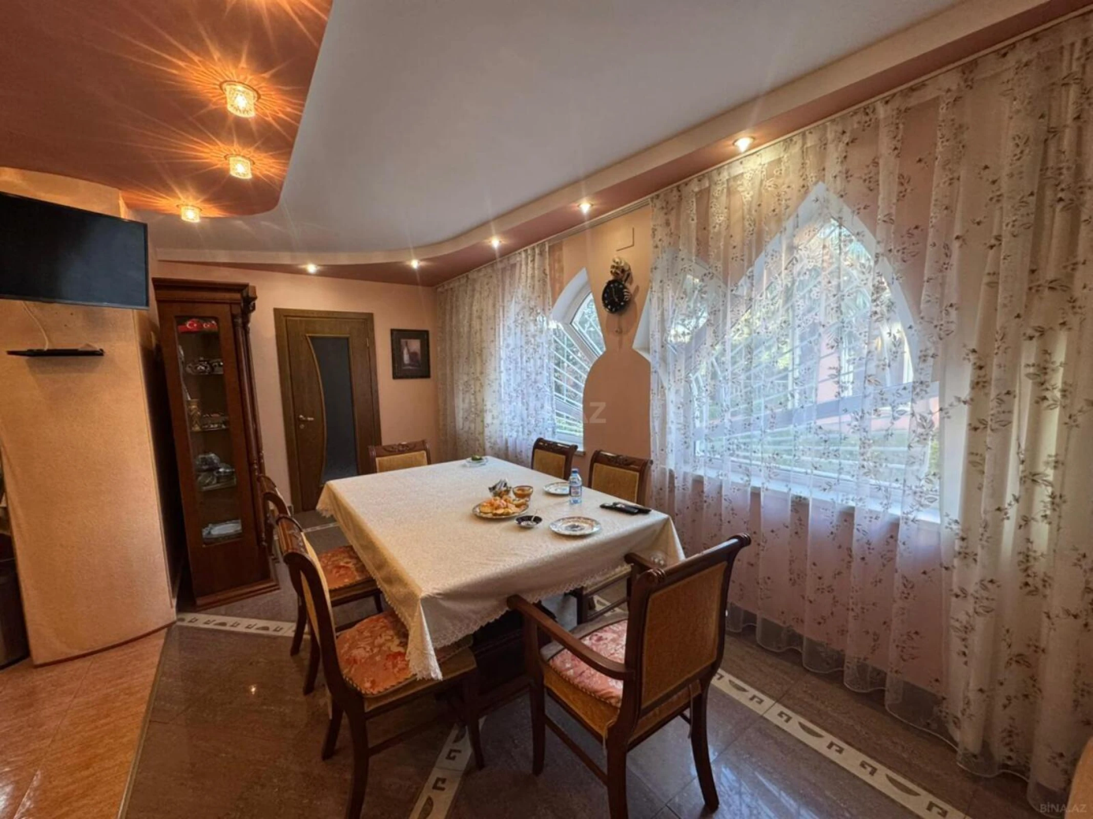 Satılır 6 otaqlı həyət evi 300 m²