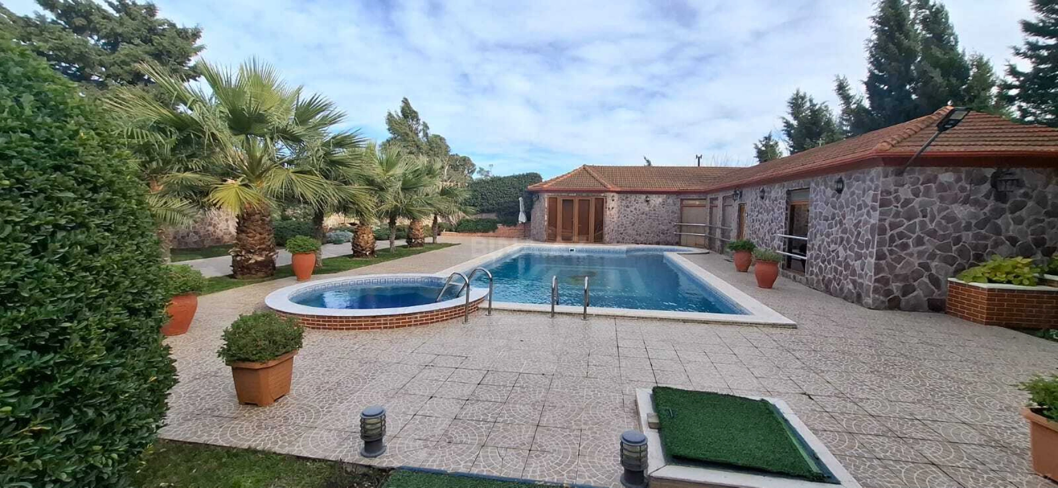 Satılır 6 otaqlı həyət evi 300 m²