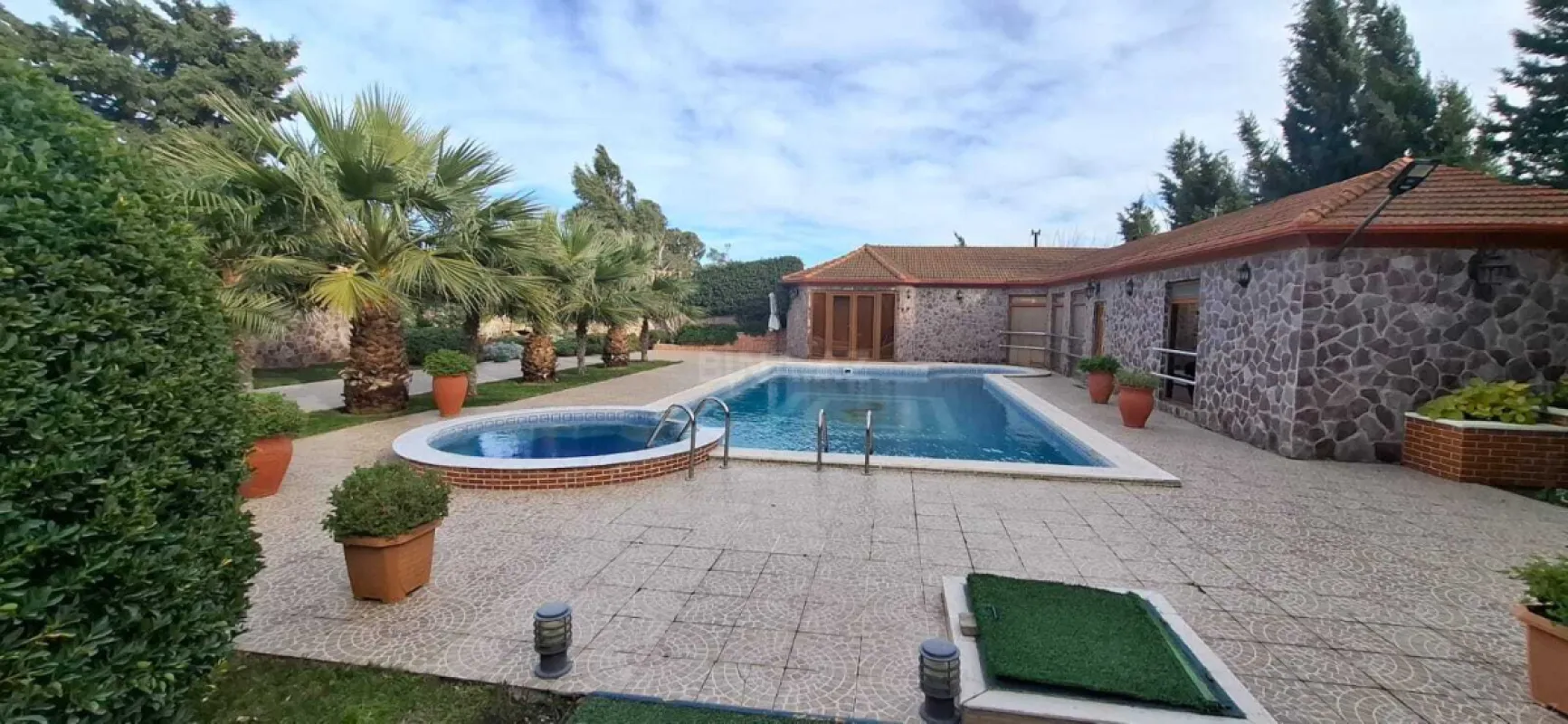 Satılır 6 otaqlı həyət evi 300 m²