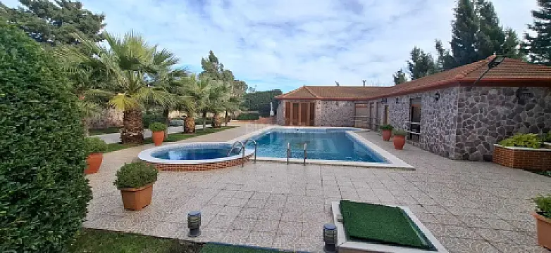 Satılır 6 otaqlı həyət evi 300 m²