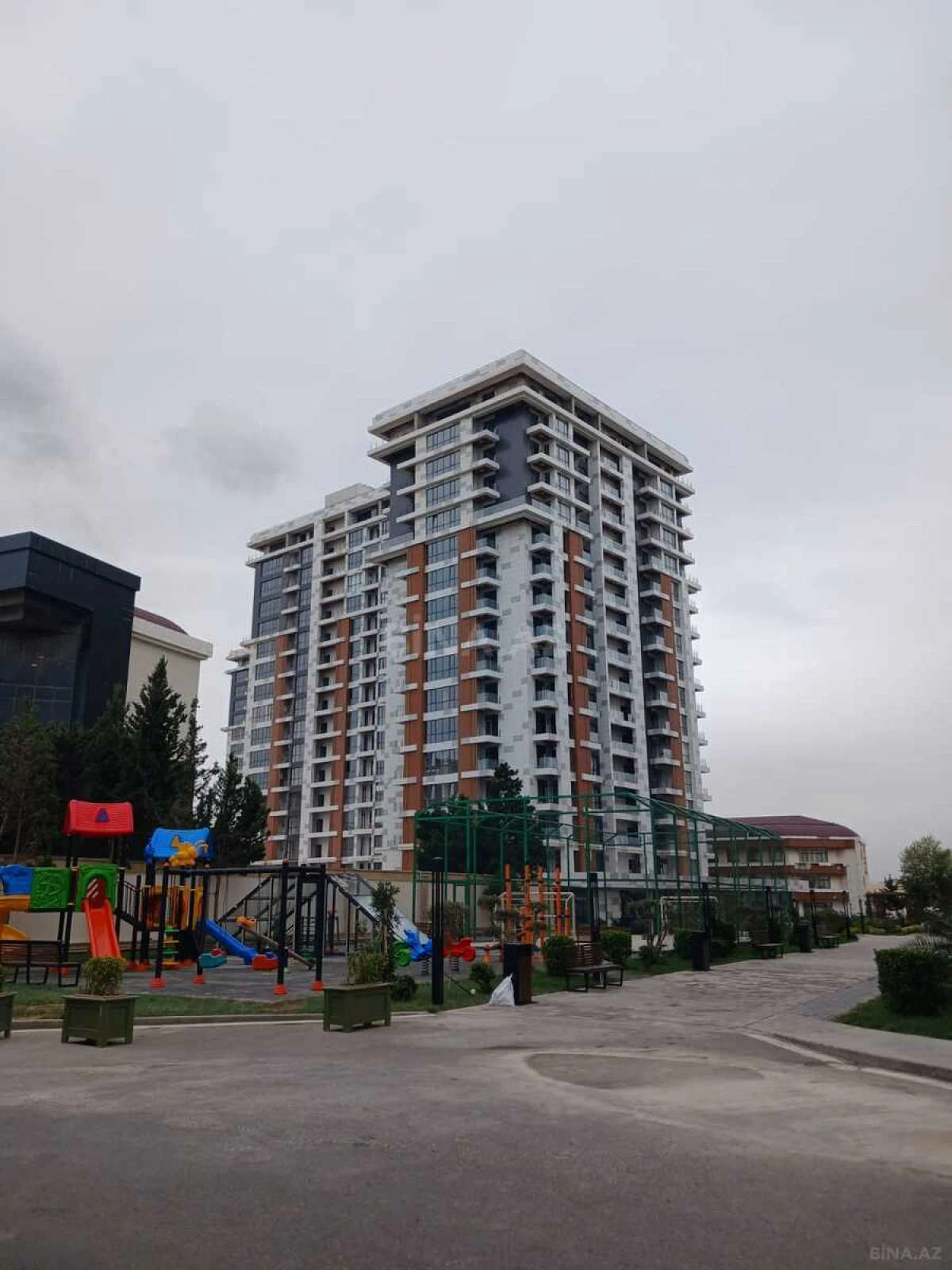 Satılır 2 otaqlı mənzil 107 m²