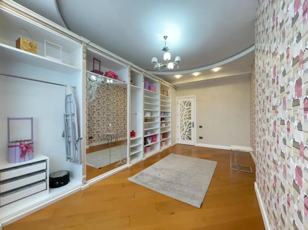 Satılır 4 otaqlı mənzil 240 m²