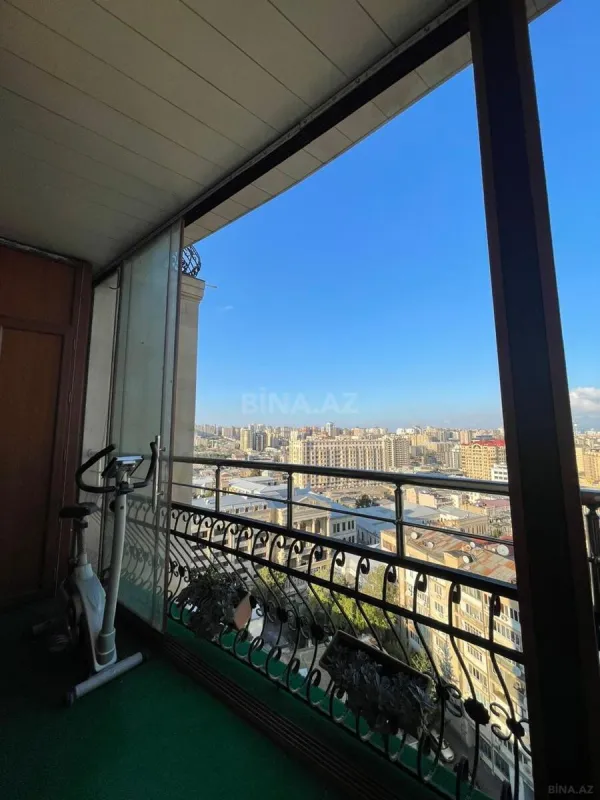 Satılır 4 otaqlı mənzil 240 m²