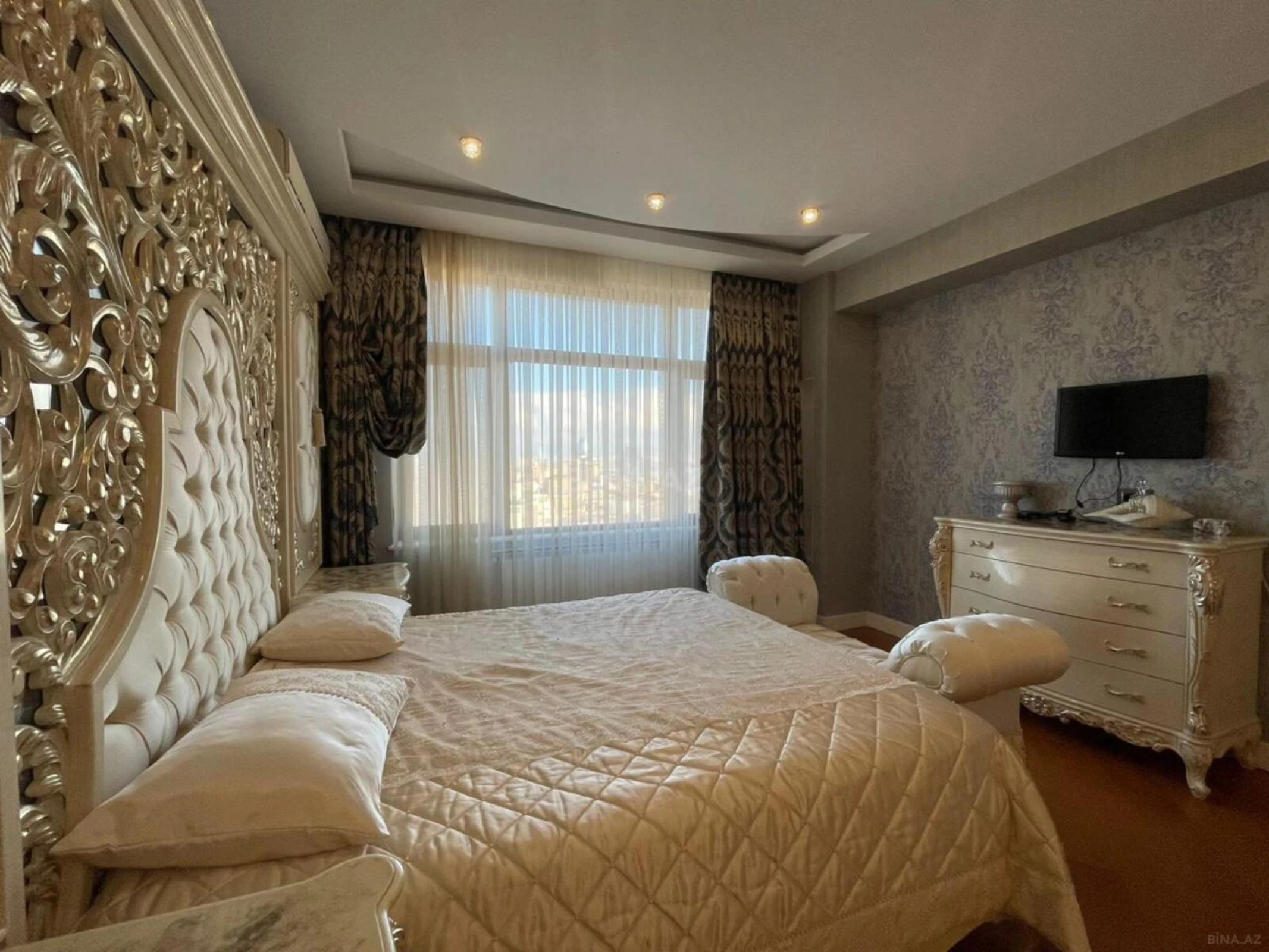 Satılır 4 otaqlı mənzil 240 m²