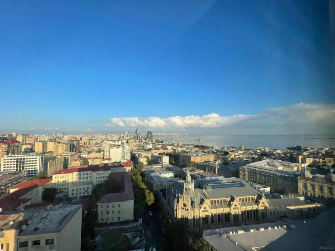 Satılır 4 otaqlı mənzil 240 m²