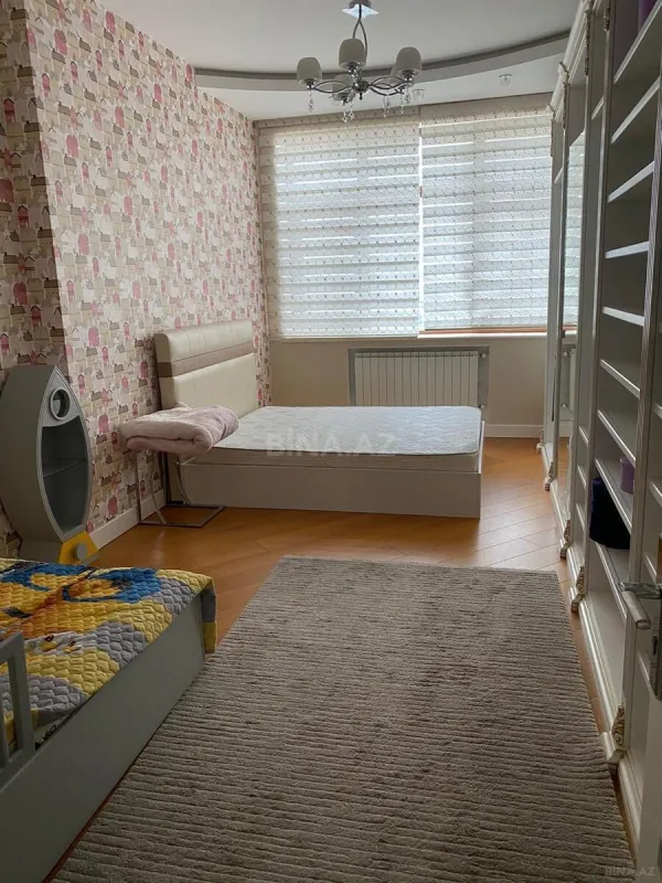 Satılır 4 otaqlı mənzil 240 m²