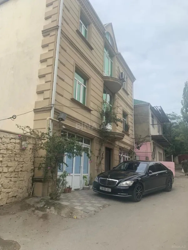 Satılır 9 otaqlı həyət evi 330 m²
