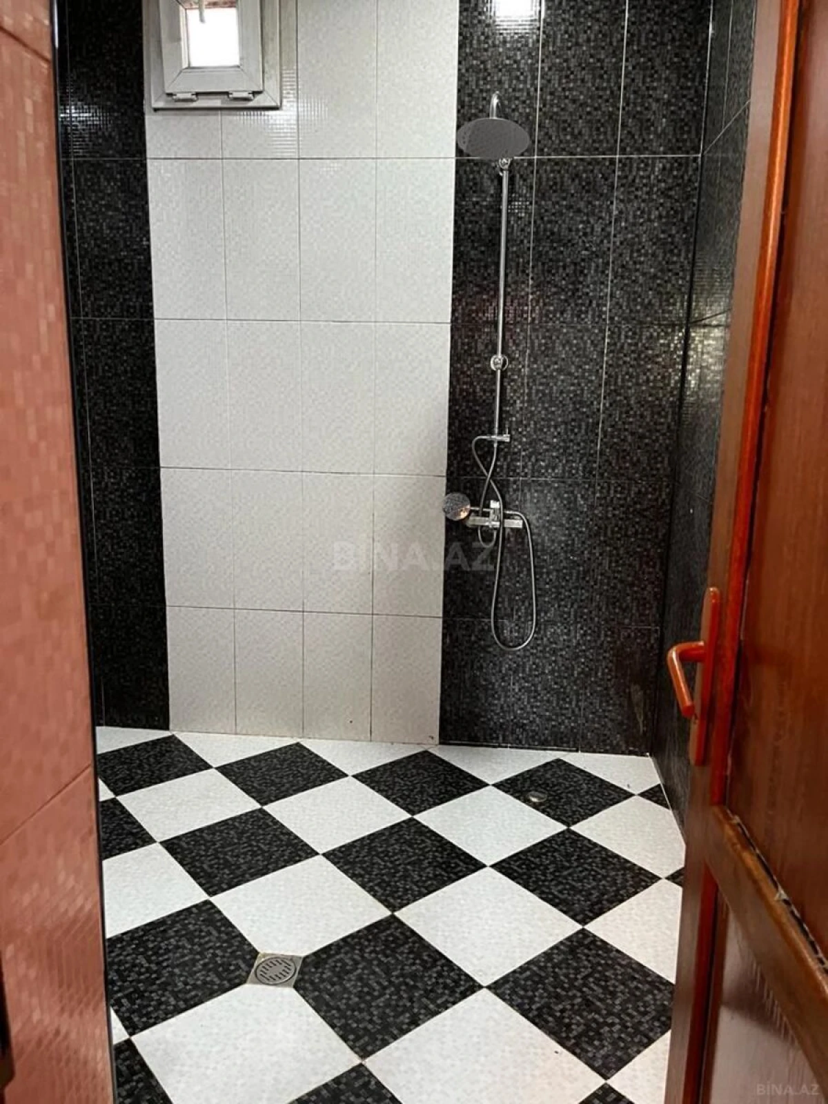 Satılır 9 otaqlı həyət evi 330 m²