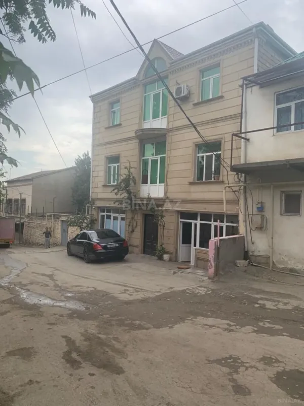 Satılır 9 otaqlı həyət evi 330 m²