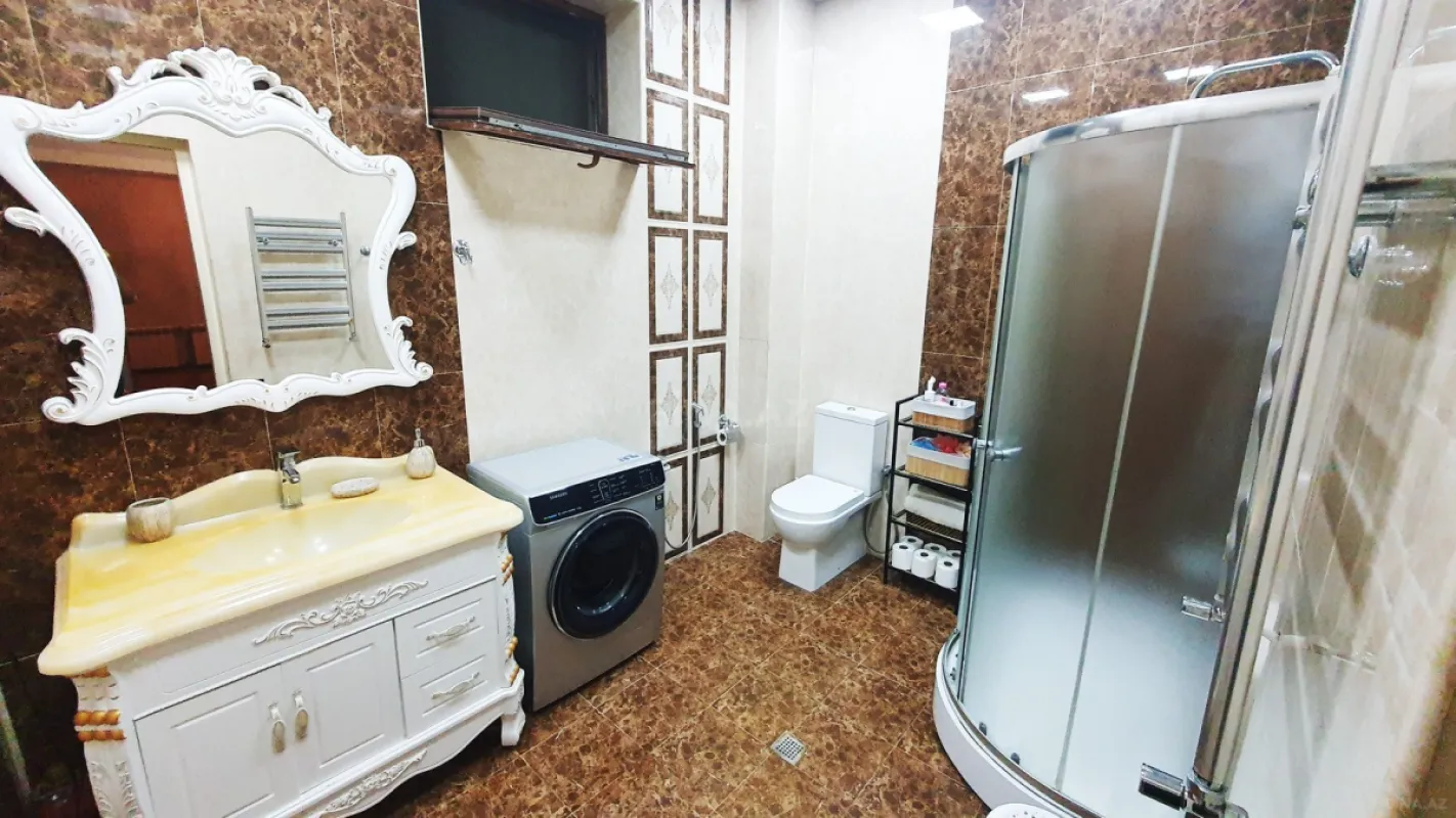 Satılır 9 otaqlı həyət evi 480 m²