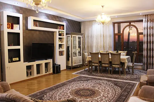 Satılır 9 otaqlı həyət evi 480 m²